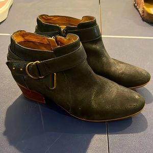 Clarks Black Leather Uppers with Brass Trim Booties 7-8 M